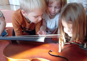 Dzieci oglądają budowę wiolonczeli